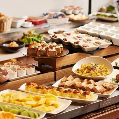【悲報】中国人さん、朝食バイキングのマナーがガチで悪すぎる・・・・・・・・・