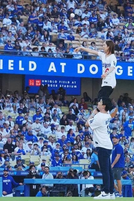 【画像】りくりゅうの始球式、レベチ