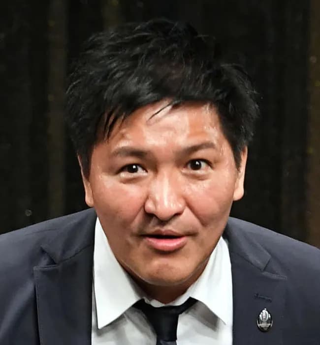 【悲報】スリムクラブ真栄田「電車で足組んでたらおっさんに足蹴り上げられた」