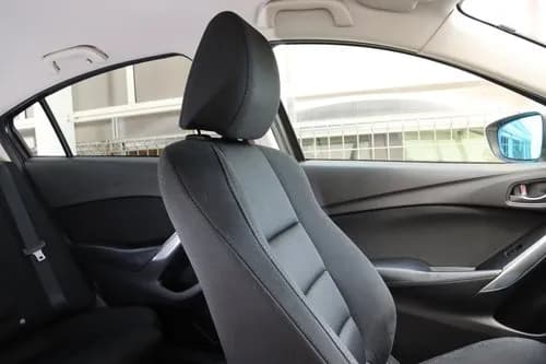 【悲報】車の助手席から顔を出した女性さんら、高架の壁に衝突して死亡・・・・・・・・・