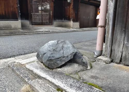 【衝撃】京都の「いけず岩」、ガチで危なすぎるｗｗｗｗｗｗｗｗｗｗ