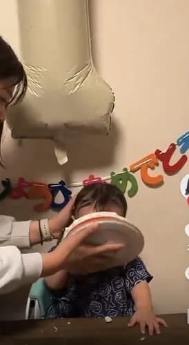 【悲報】片岡凜さん、赤ちゃんへの顔面ケーキ動画にガチ憤り・・・・・・・・・