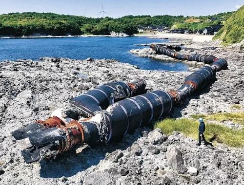 【悲報】能登半島に中国製の巨大ホース300トンが漂着、撤去費用5000万円ｗｗｗｗｗｗｗｗｗｗ