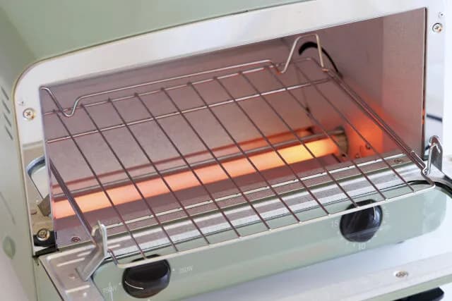 オーブントースターというパンを焼く以外に使い途のない家具