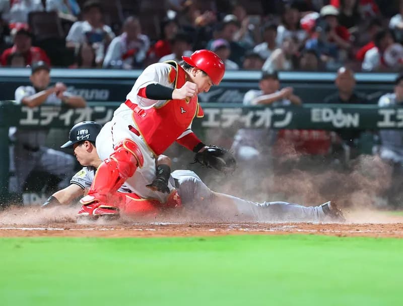 9回”ラストプレー”の判定を審判団が説明「本来は前に立たないといけない」「ベースは空けてた」「タイミングはアウト」