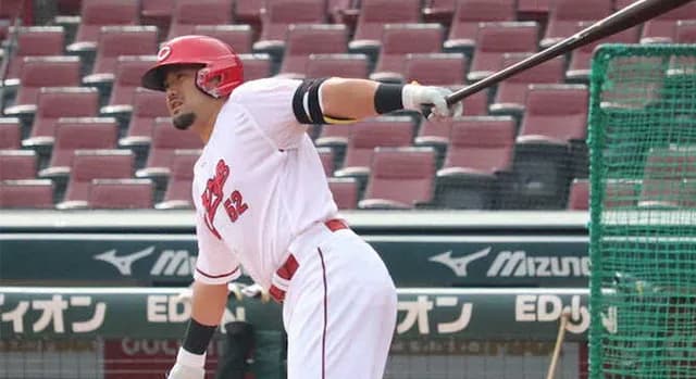 カープ末包『コンパクト打法』習得へフォーム改造！ドラ1平川蓮に危機感