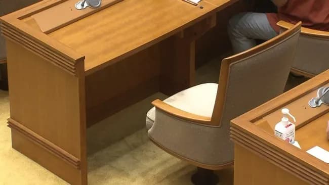 沖縄県議会 議員10人が遅刻