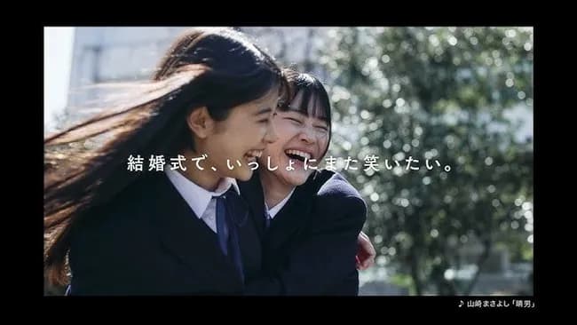 【画像】フェミニスト「この２つのJKポスターを電車で見て、ああ日本だなと思った」