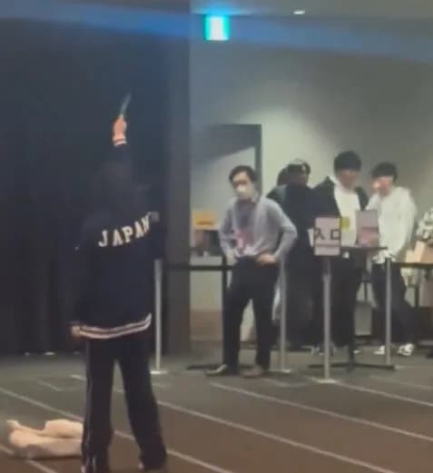 【動画】歌舞伎町の映画館で絶叫して刃物振り回した女さんｗｗｗｗｗｗｗｗｗｗｗｗ
