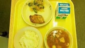 彡(^)(^)｢給食のフクラギの梅味噌焼き美味いなぁ｣→彡()()　児童生徒約100名にアレルギー症状