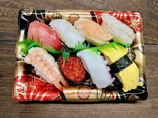 謎の勢力「スーパーのパック寿司ってまずいよなぁ！」ワイ「・・・！」