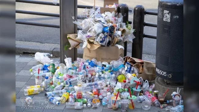 【悲報】秋葉原通り魔事件現場、ゴミ捨て場になってしまう