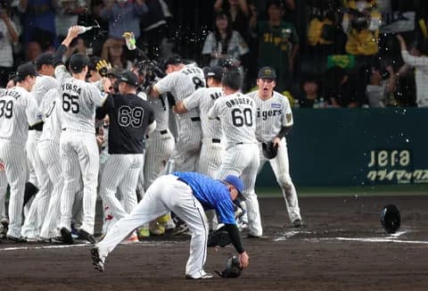 森下サヨナラホームランの後脱ぎ捨てたヘルメットを拾う牧秀悟がエモい