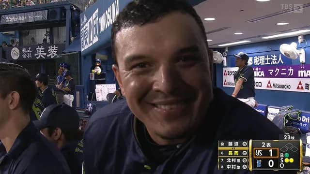 ヤクルト・オスナ、藤浪からホームラン！ ご機嫌サービスショットｗ