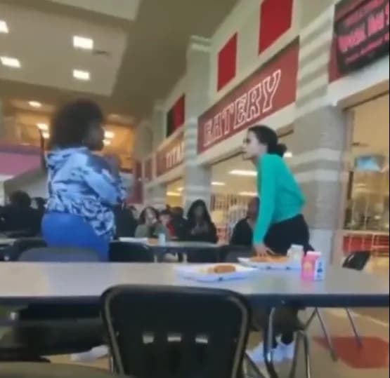 【動画】　アメリカのJK、食堂でガチファイトｗｗｗｗｗ