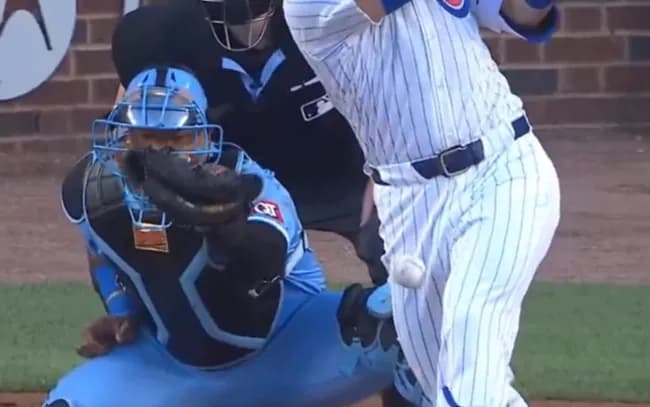 鈴木誠也が呆然　まさに珍プレー？　股間付近の自打球で打席外した後、ピッチクロック違反で三振