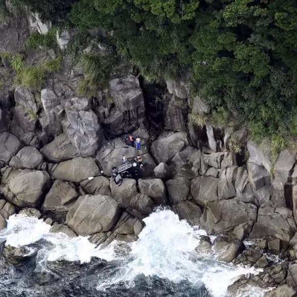 【悲報】軽自動車で津波から逃げた女性、崖から転落し死亡・・・・・
