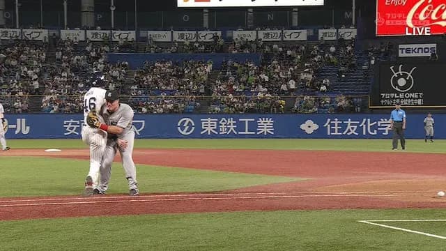 【悲報】 丸のサイクルヒットをアシスト？してくれた太田賢吾、リチャードと衝突して途中交代