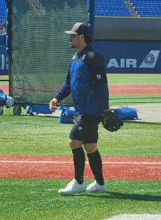 「右脇腹の筋けいれん」で途中交代したDeNA宮崎選手、本日の試合前練習に参加　三浦監督「大丈夫です」