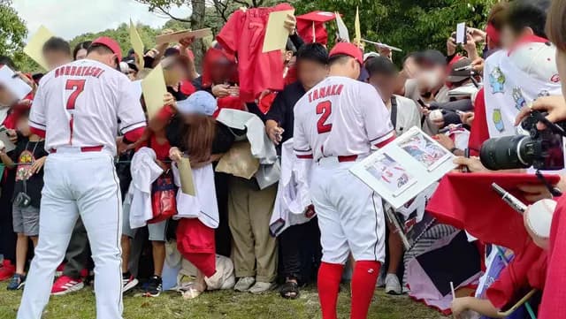 カープ堂林＆田中広輔が由宇2軍最終戦でサイン会。カープファンに神対応