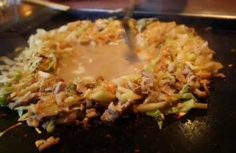 【悲報】東京人「大阪の食いもん汚い。下品w」日本人「もんじゃ焼きってゲロだよね」