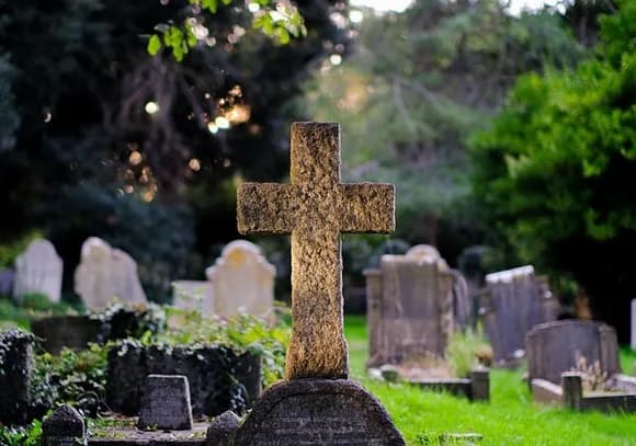 【悲報】外国人さん、勝手に遺体を土葬・・・・・・・・・・・・・・・・・・・