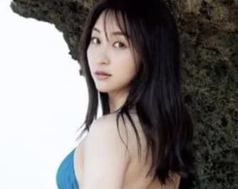 【画像】里崎チャンネルの隣の女、水着姿が最高すぎるwwwww