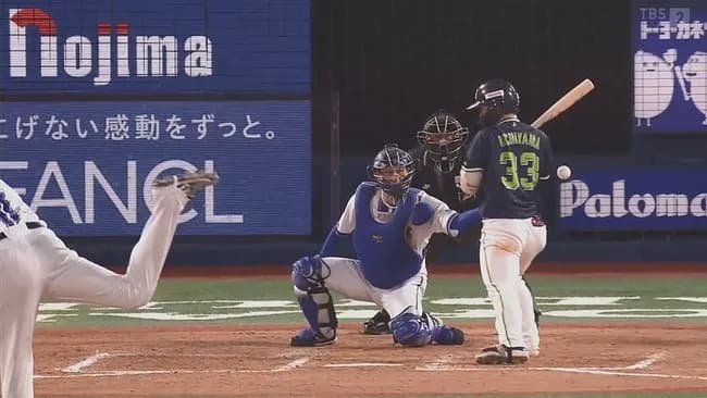 DeNA藤浪晋太郎、右打者の背中の後ろを抜ける暴投