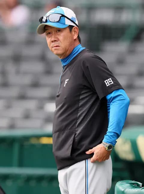 【日本ハム】八木コーチが本拠地最終戦セレモニー参加　頭部にバット直撃アクシデントから”復帰”