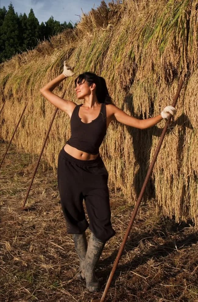 【画像】ローラさん(35)のヘソ出し稲刈りｗｗｗｗｗｗｗｗ
