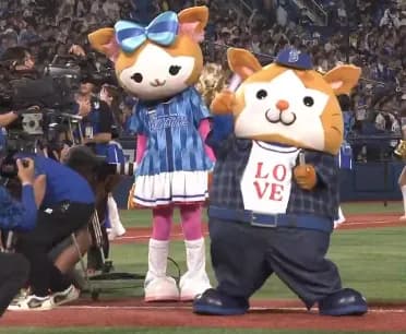 DB.キララ　渾身のオタ芸を披露するスターマンより、西武マスコットのレオにメロメロ