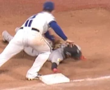 増田・大事な同点のランナーなのに・・・あ〜あ牽制死。