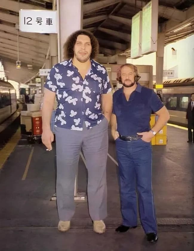 【画像】万博に来た外国人、デカすぎるｗｗｗｗ