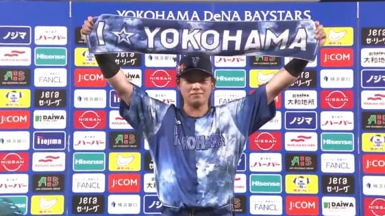 DeNA蝦名達夫選手、初ウォーターシャワーを浴びた感想「ちょっと大きい氷が当たって、痛いし冷たかったですけど、本当にうれしかった」