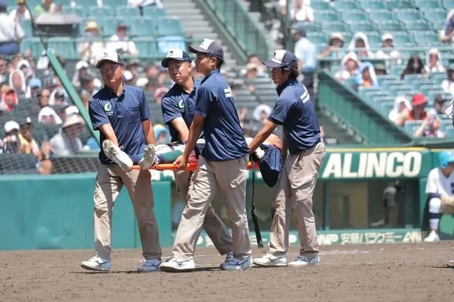 【甲子園】２試合連続のアクシデント　熱中症か　足に変調　担架で運ばれる