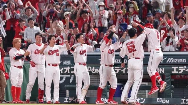 カープ小園“劇的”逆転満塁HRで巨人3タテ！矢野1打点！ドミ5四球乱調も中崎火消し！スズケン無死満塁劇場0封！塹江-島内-森浦完全投球締め！【広島5-1巨人/試合結果】