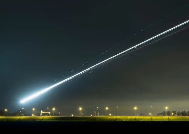 レーザービームで8.6km先に電力を届けることに成功、送電線が不要へ