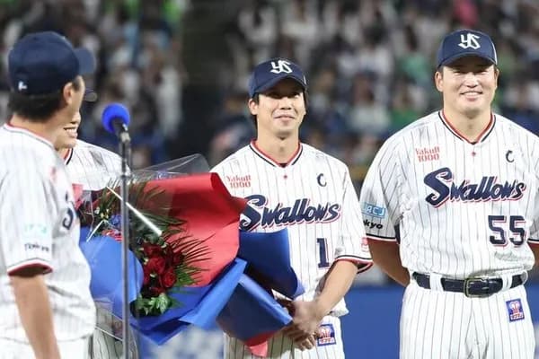 【朗報】高津「ムネ、お前アメリカ行くのか？」村上「ﾆｯｺﾘ」