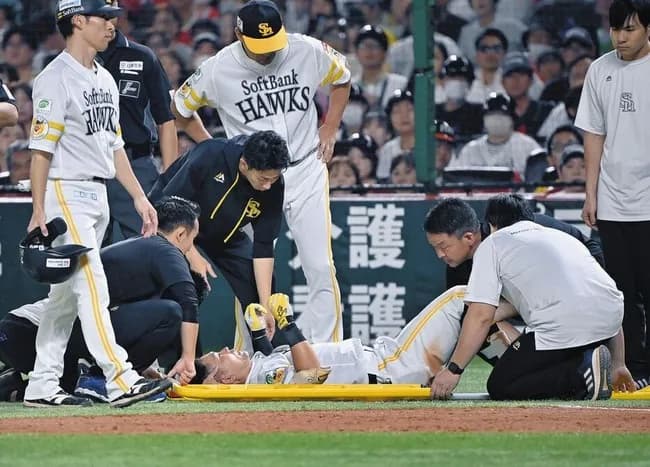 塁審と交錯で病院搬送のソフトバンク・中村晃が取材対応「ちょっとふらふらしているかな」診断は「後頭部の打撲」