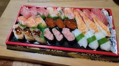 【画像】スーパーに売ってるこういうパック寿司あるでしょ🥹🍣