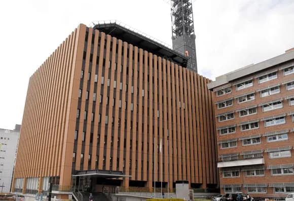 【悲報】山梨県警「警官が制服で買い物しても許して…」→ネット民「飯くらい支給しとけ」