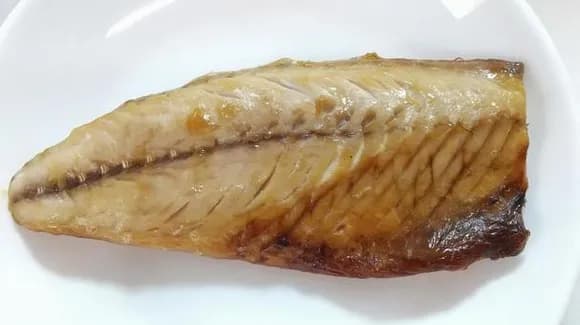 【悲報】お前ら「ん？魚を綺麗に食べれてない！骨だけになってない！育ち悪い！」←これなんなんや？ｗｗｗｗｗｗｗｗｗｗｗｗｗｗｗｗ