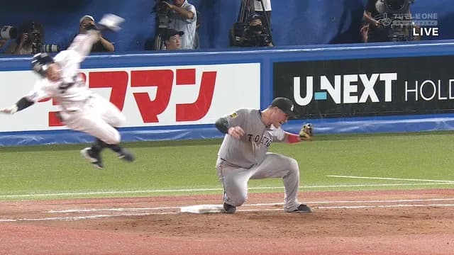 リチャード、一塁ベースでフレーミングしてたらランナーとぶつかるｗｗｗｗ