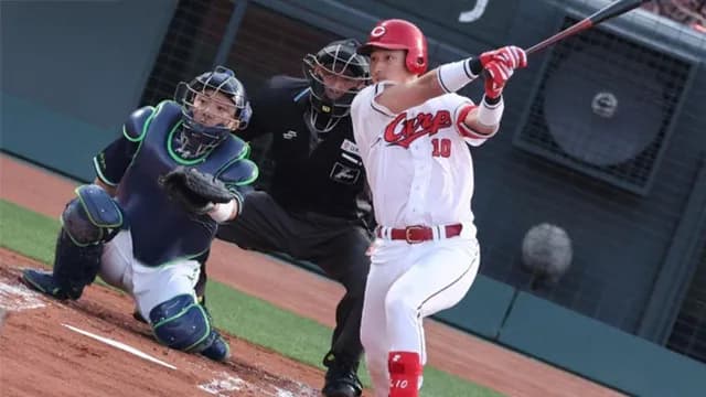 カープドラ1佐々木泰、プロ初ヒットは2塁打！ヤクルト小川泰弘から記念打！塁上で笑顔＆感極まる表情