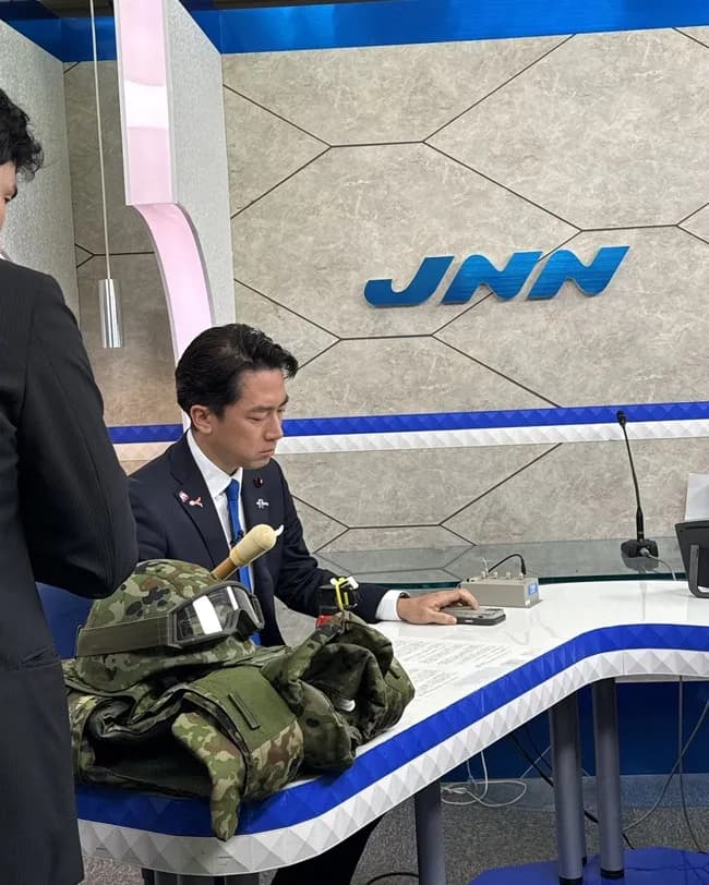 【画像】小泉防衛大臣　頭皮の防衛に失敗