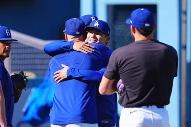 山本由伸の足を引っ張ったドジャース選手、なぜか皆山本を抱きに行く