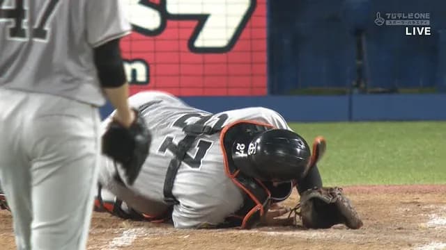 巨人・岸田、かわいそう…　サイン違いのストレートが太ももに直撃