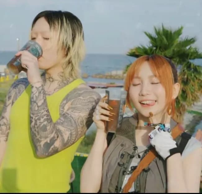 【画像】YOASOBIのタトゥー担当、タトゥーが増えすぎて長袖みたいになる