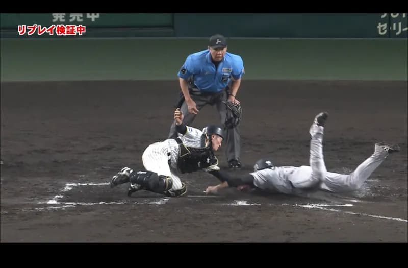 これ、セーフじゃない？タッチしてないようにも見える