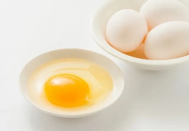 レシピ本「最後に上に卵黄を乗せて完成です！」ワイ「卵白は？」